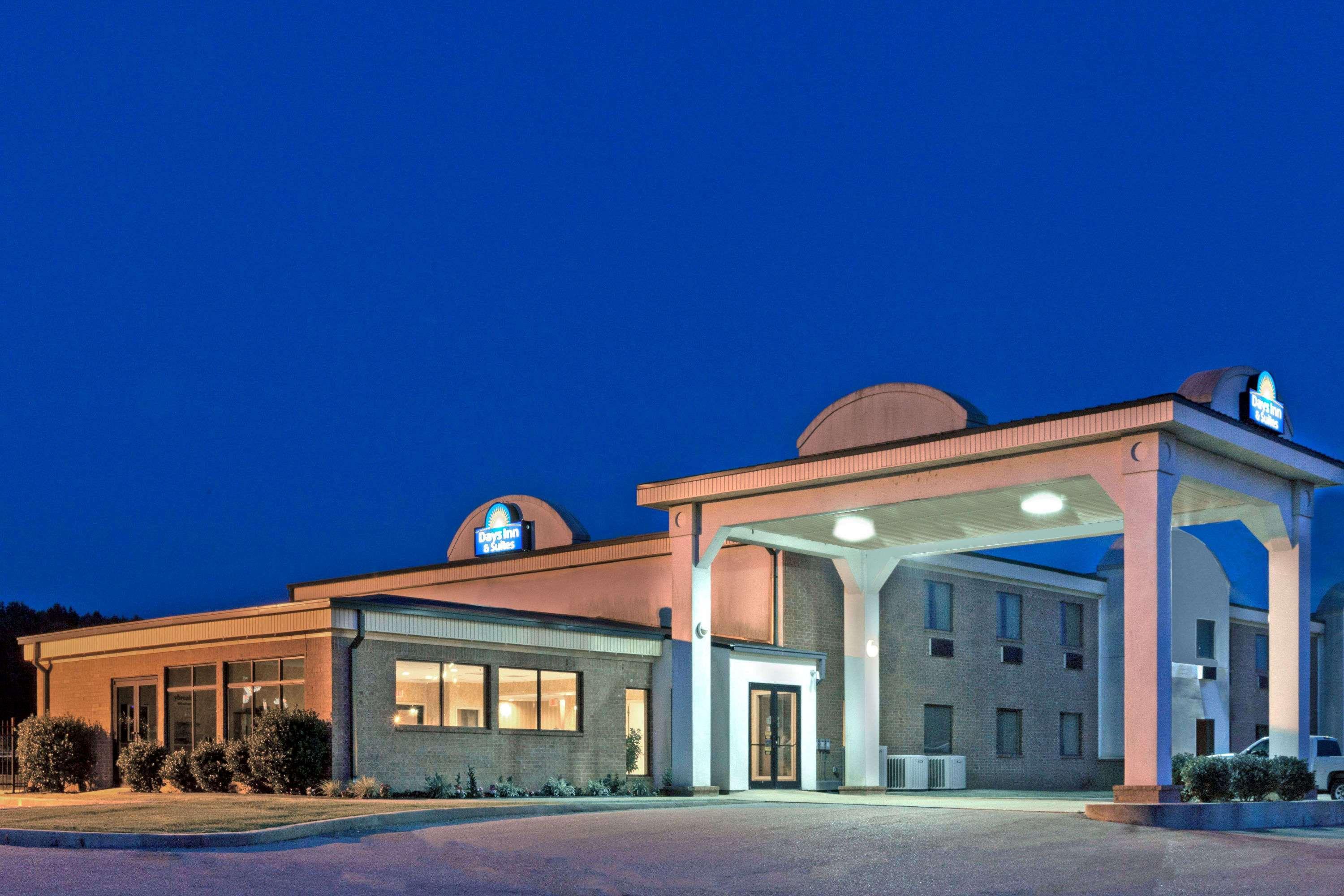Days Inn & Suites By Wyndham Wynne Exterior photo
