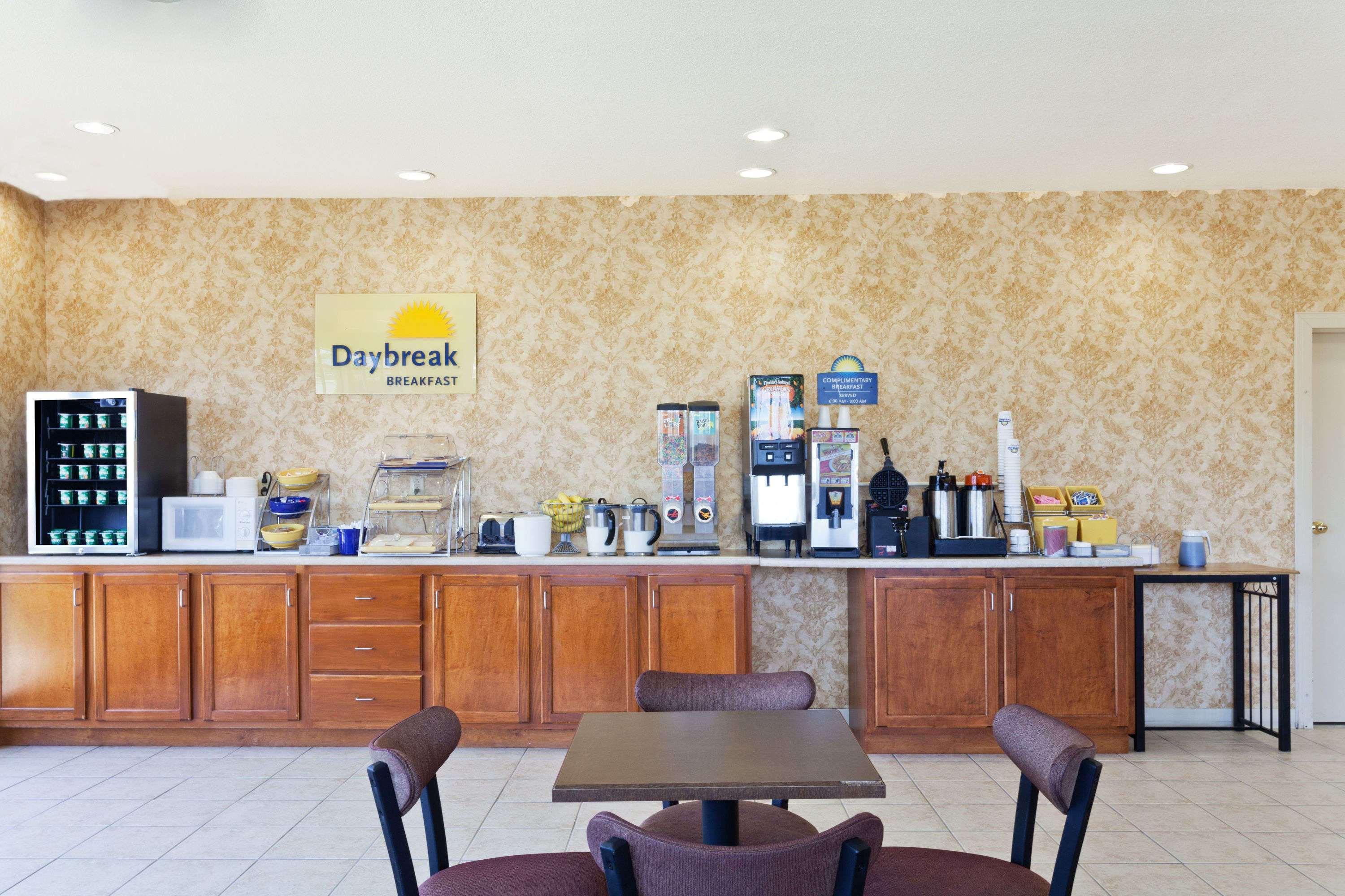 Days Inn & Suites By Wyndham Wynne Exterior photo