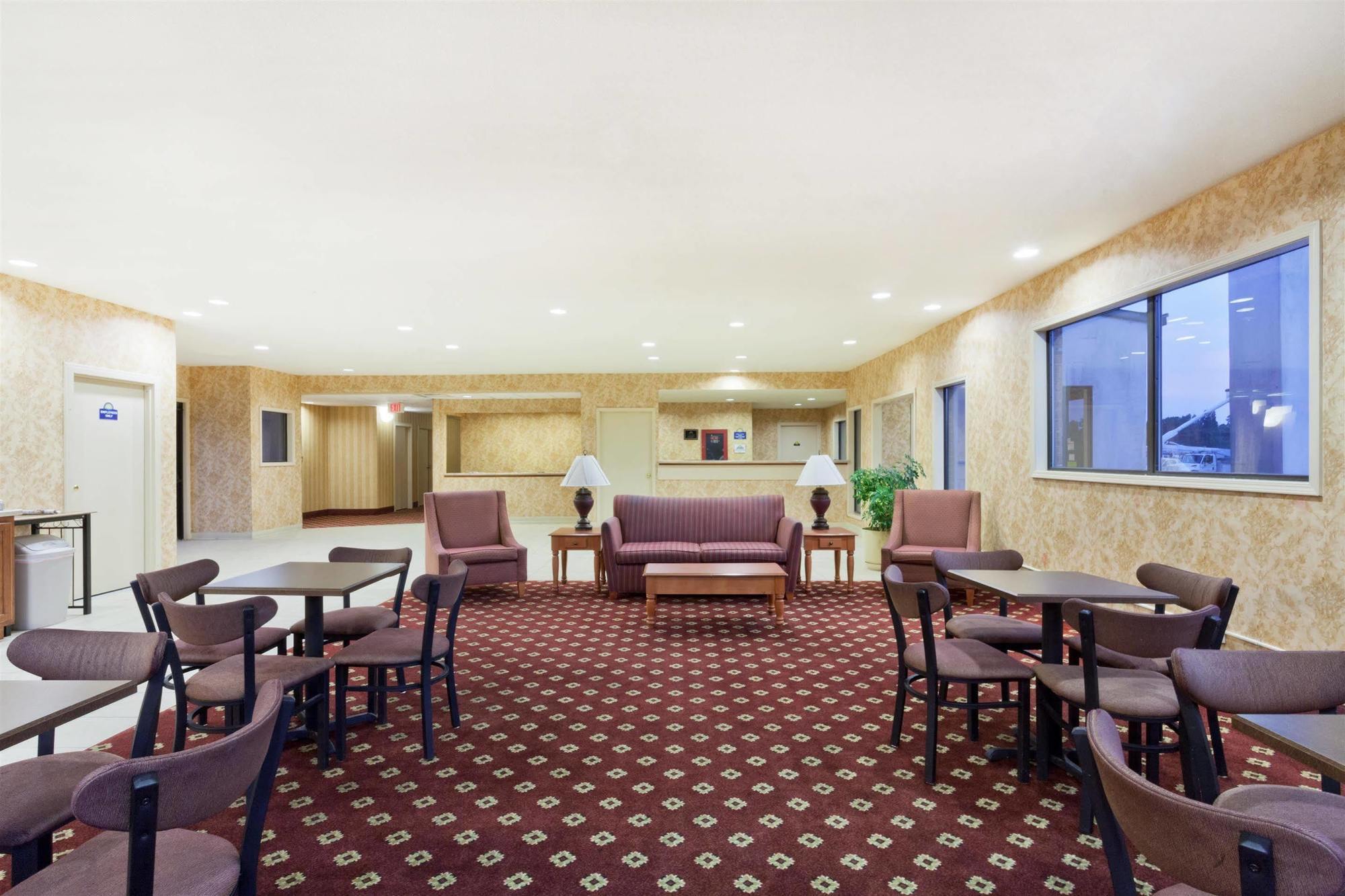 Days Inn & Suites By Wyndham Wynne Exterior photo